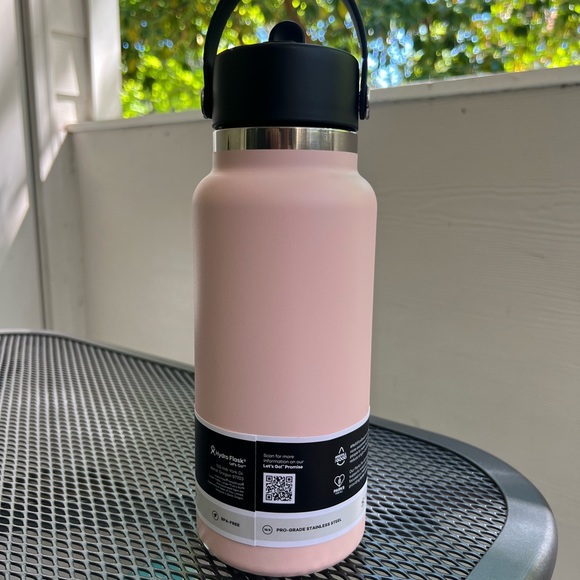 Limited Edition Hydro Flask 32 oz Bottle in Dogwood Strawberry Milk light pink - Picture 9 of 10